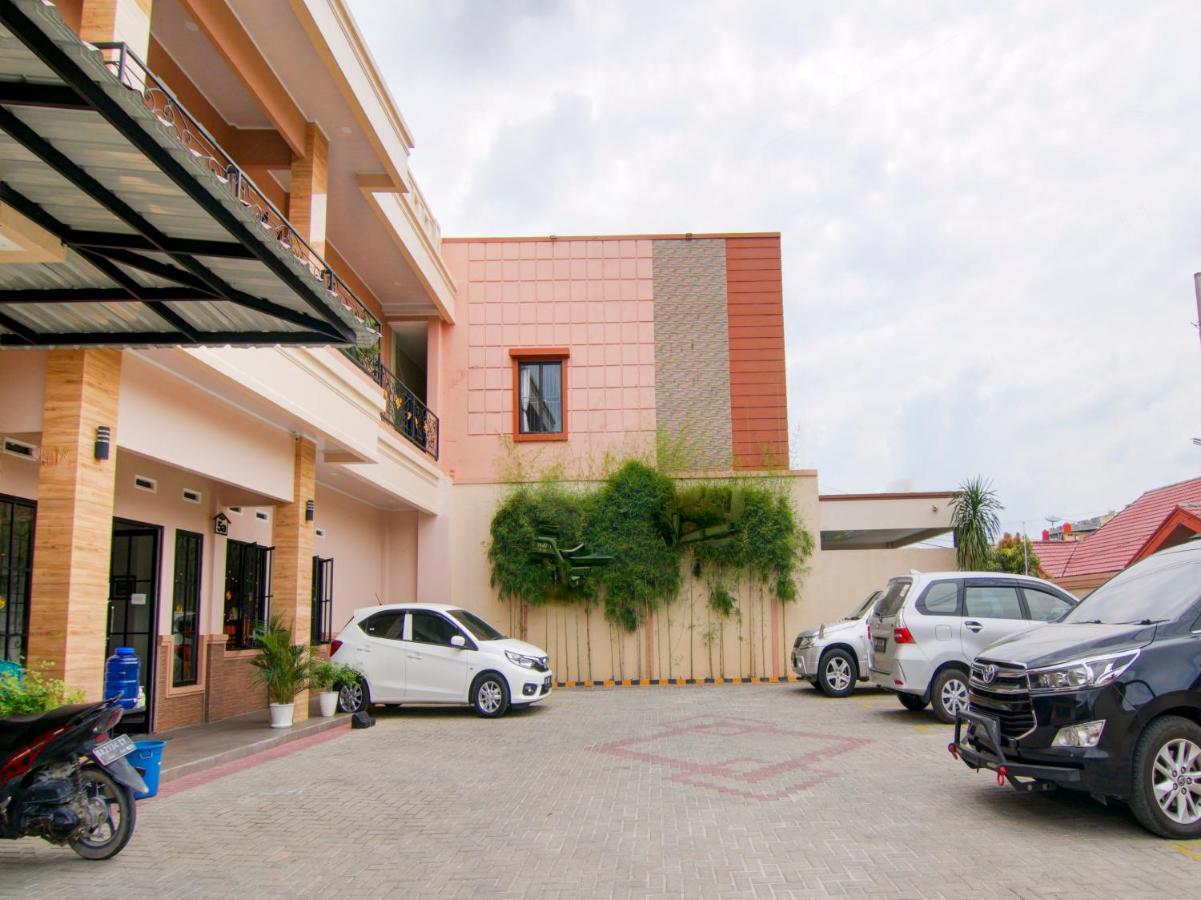 Oyo 90233 The Shine Hotel Pekanbaru