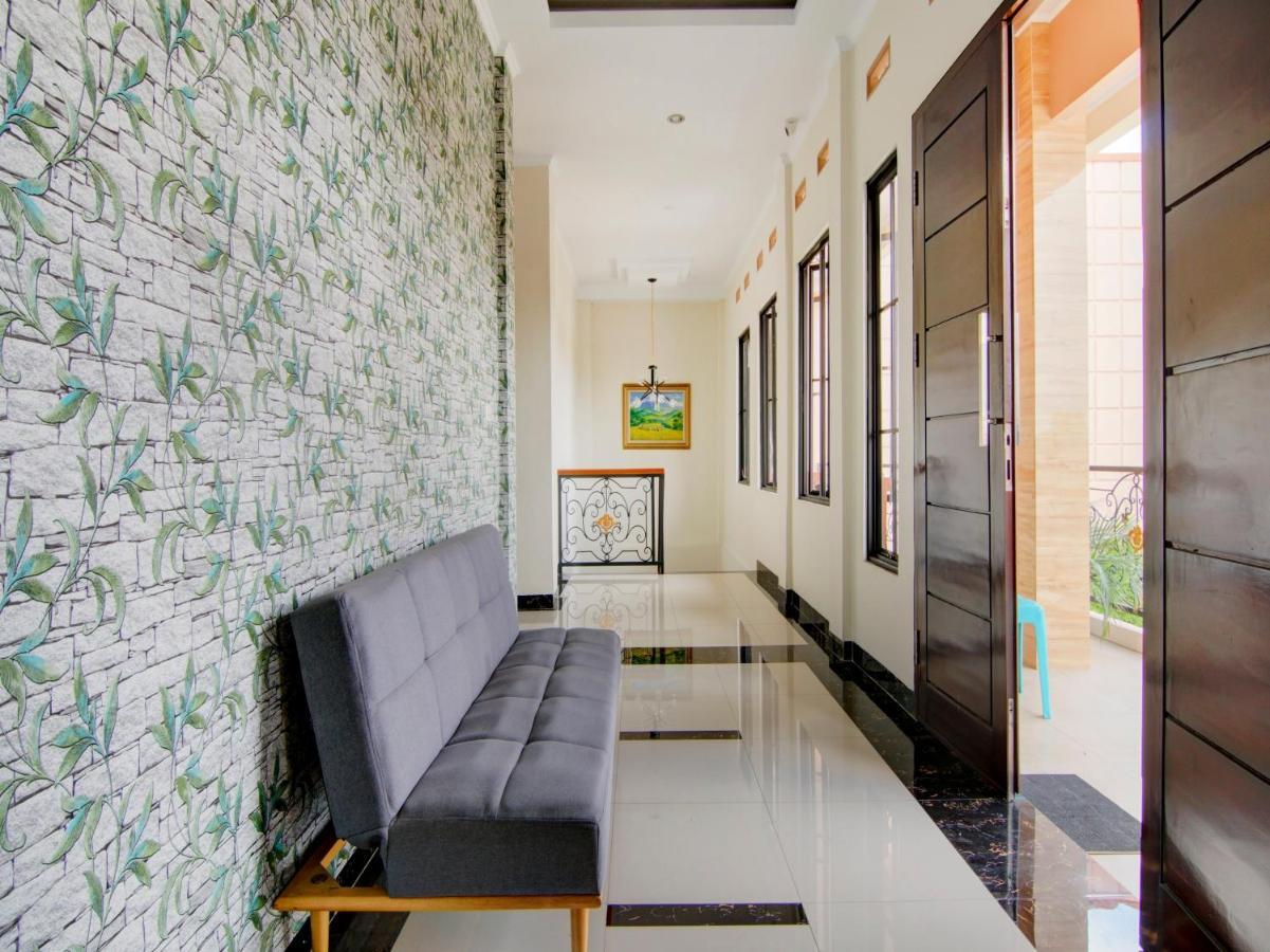 Oyo 90233 The Shine Hotel Pekanbaru