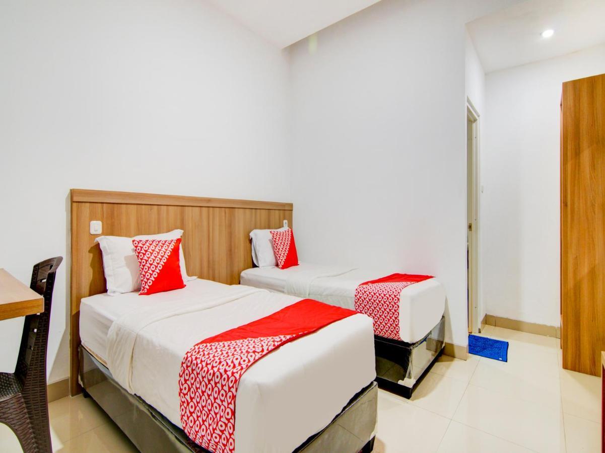Oyo 90233 The Shine Hotel Pekanbaru