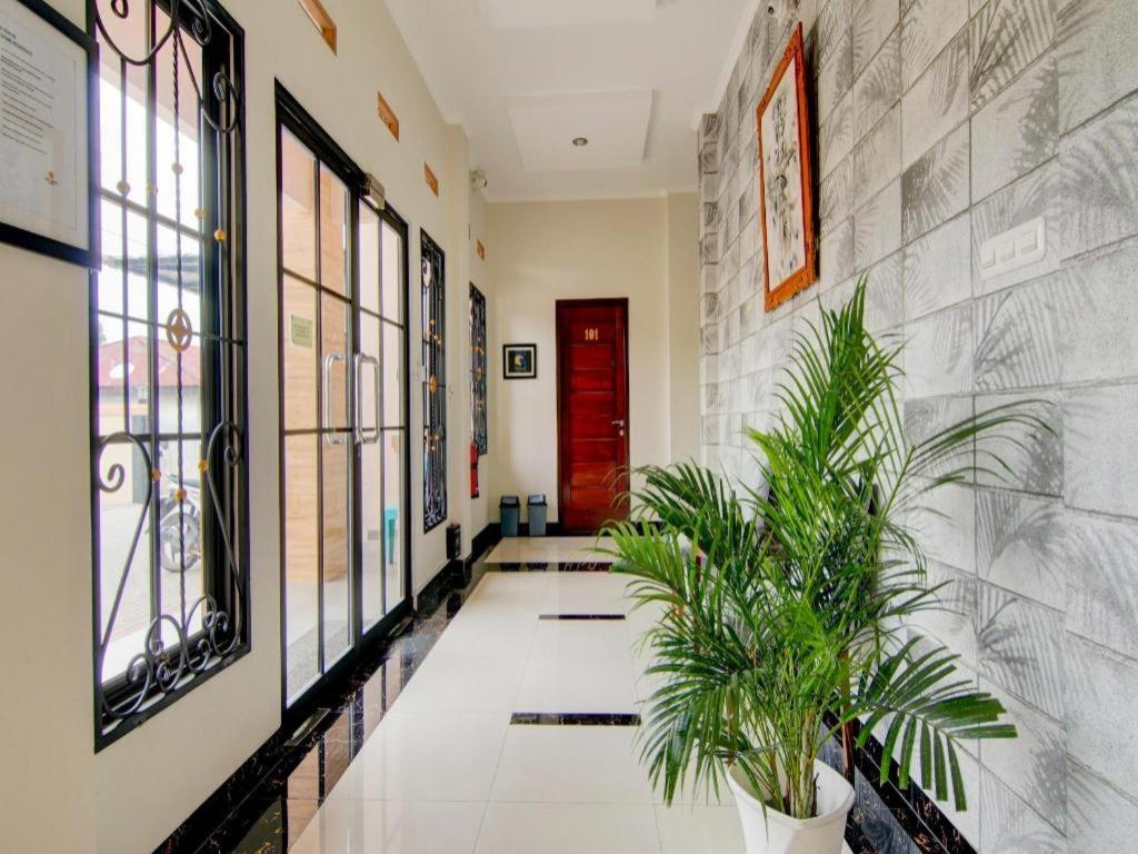 Oyo 90233 The Shine Hotel